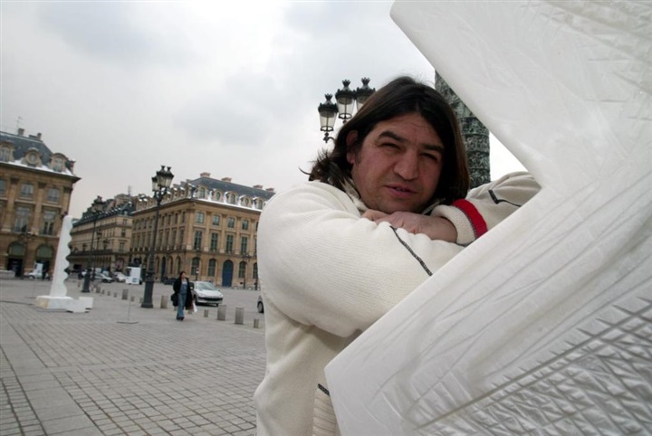 Toffoletti pursues the works of Dante and immortalizes his memory