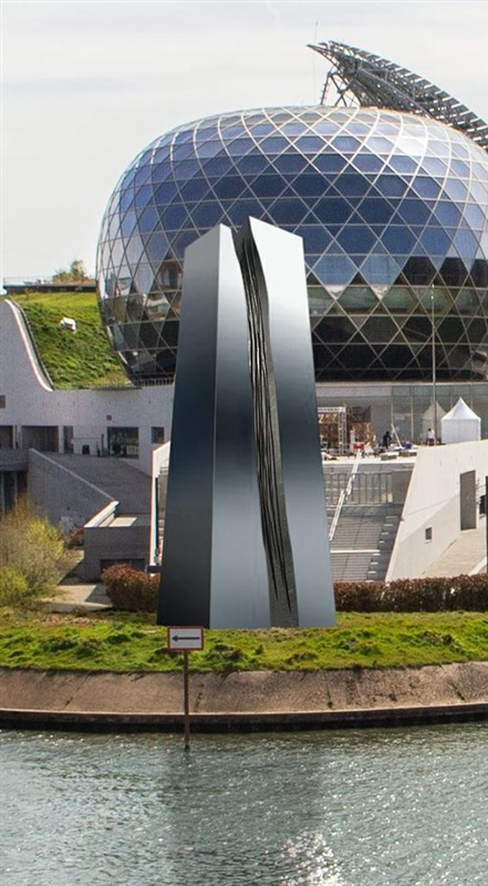 Toffoletti pursues the works of Dante and immortalizes his memory