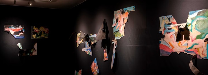 O Gallery Reopens Amidst Controversy: Iran's Artistic Community Divided on Pro-Democracy Movement