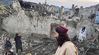 Afghans bury dead,