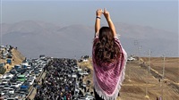 Iranian women defy